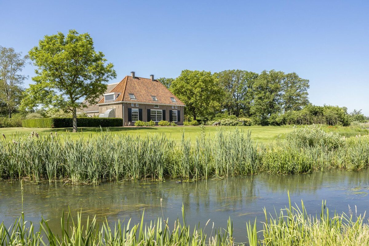 Landgoed Besselink aan de Berkel bij Almen, gezien over het water
